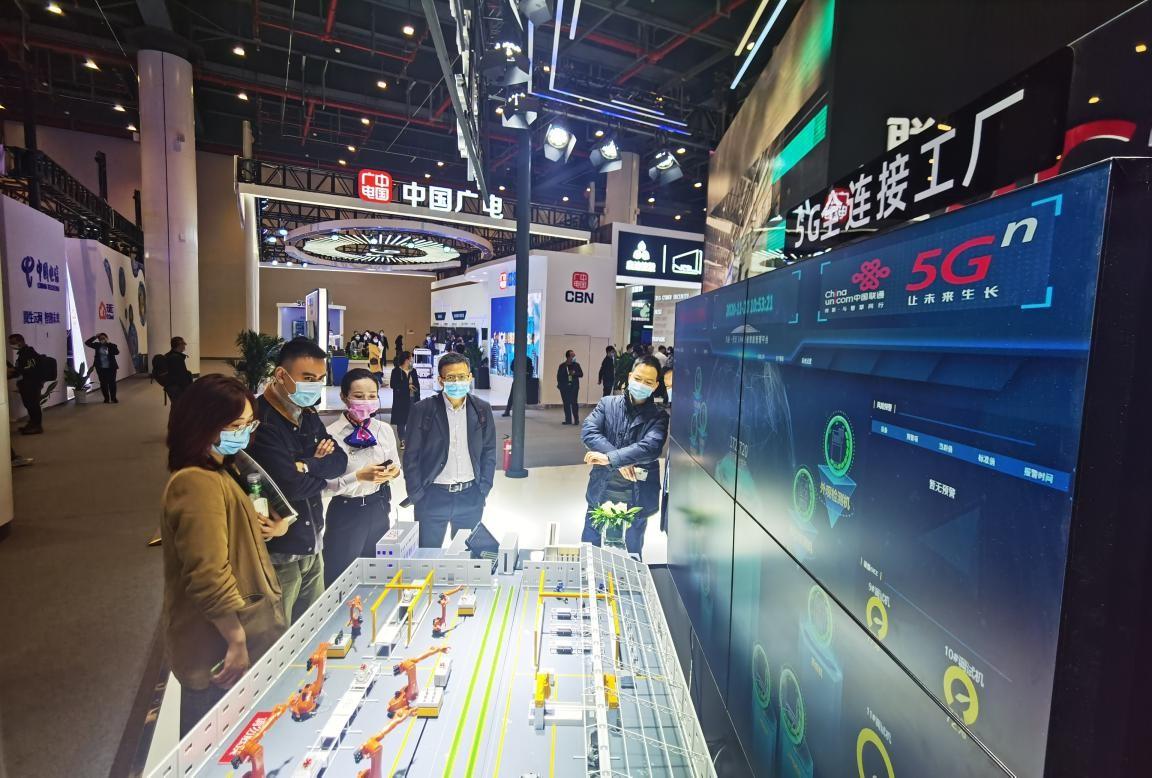 在2020中国5g+工业互联网大会上,参展者正在听取5g全连接工厂内容讲解